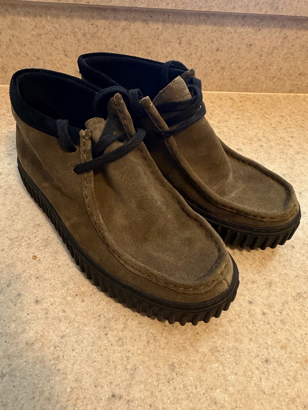 Men's Clarks Torhill High Suede Shoes in Olive Brown size 9.5